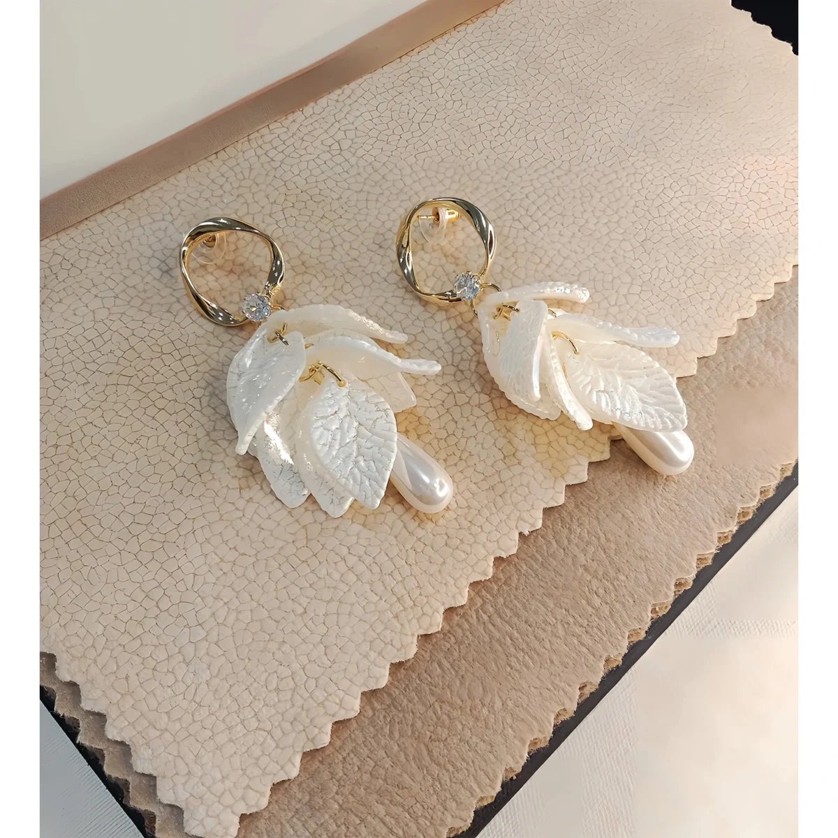 DG White Shell Drop Earring -Fragile Splash