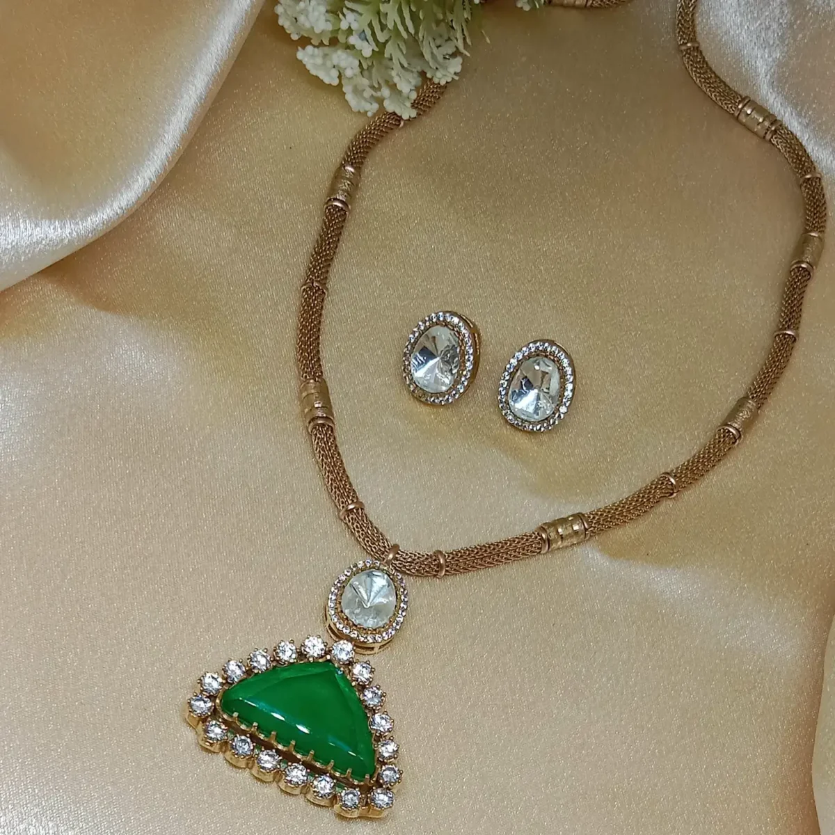 Aahana Emerald Radiance Pendant Set – The Label DG