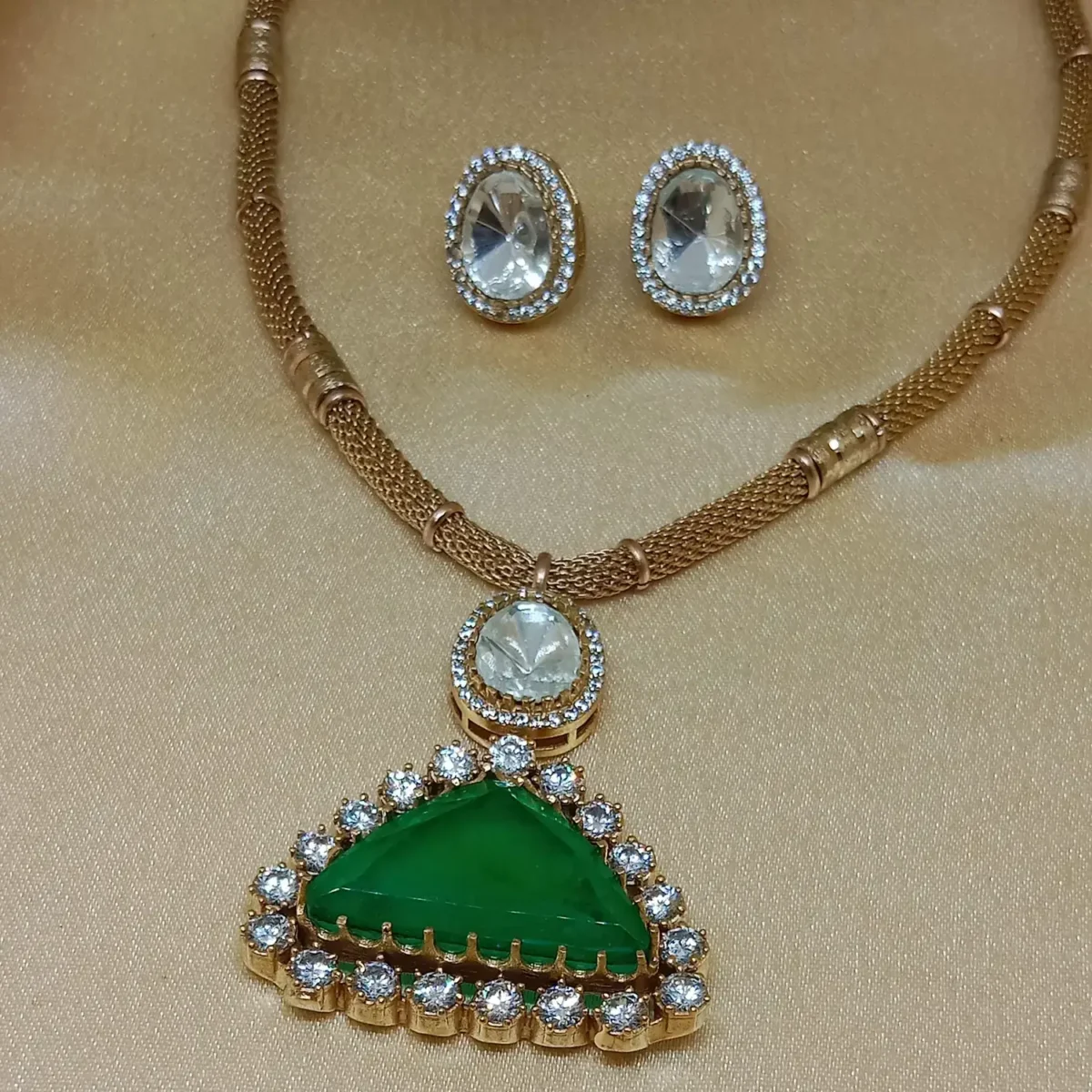 Aahana Emerald Radiance Pendant Set – The Label DG