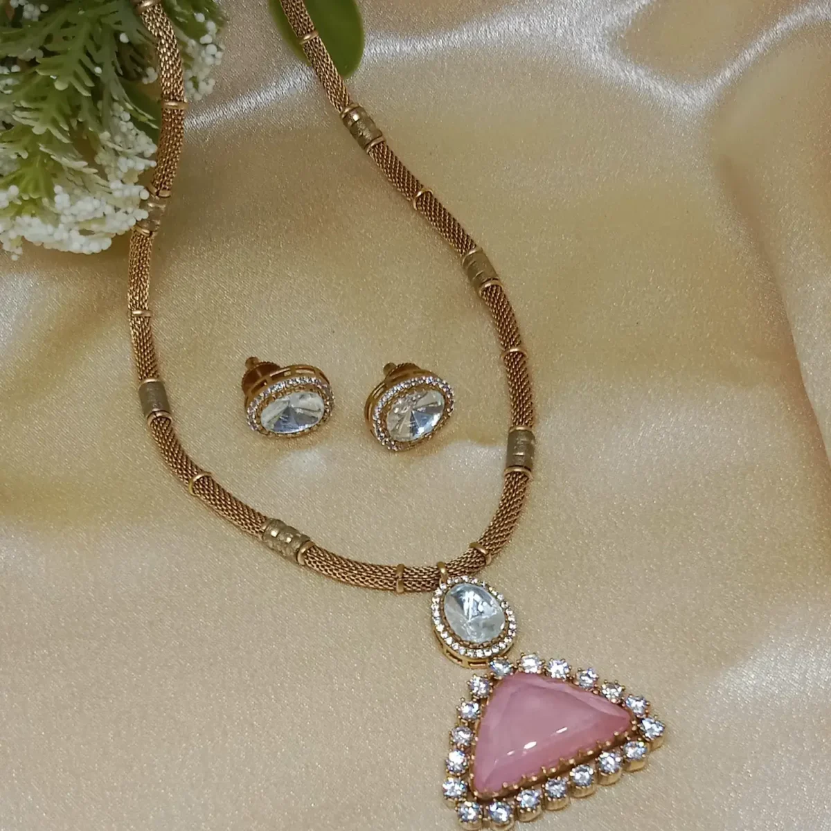Aahana Emerald Radiance Pendant Set – The Label DG